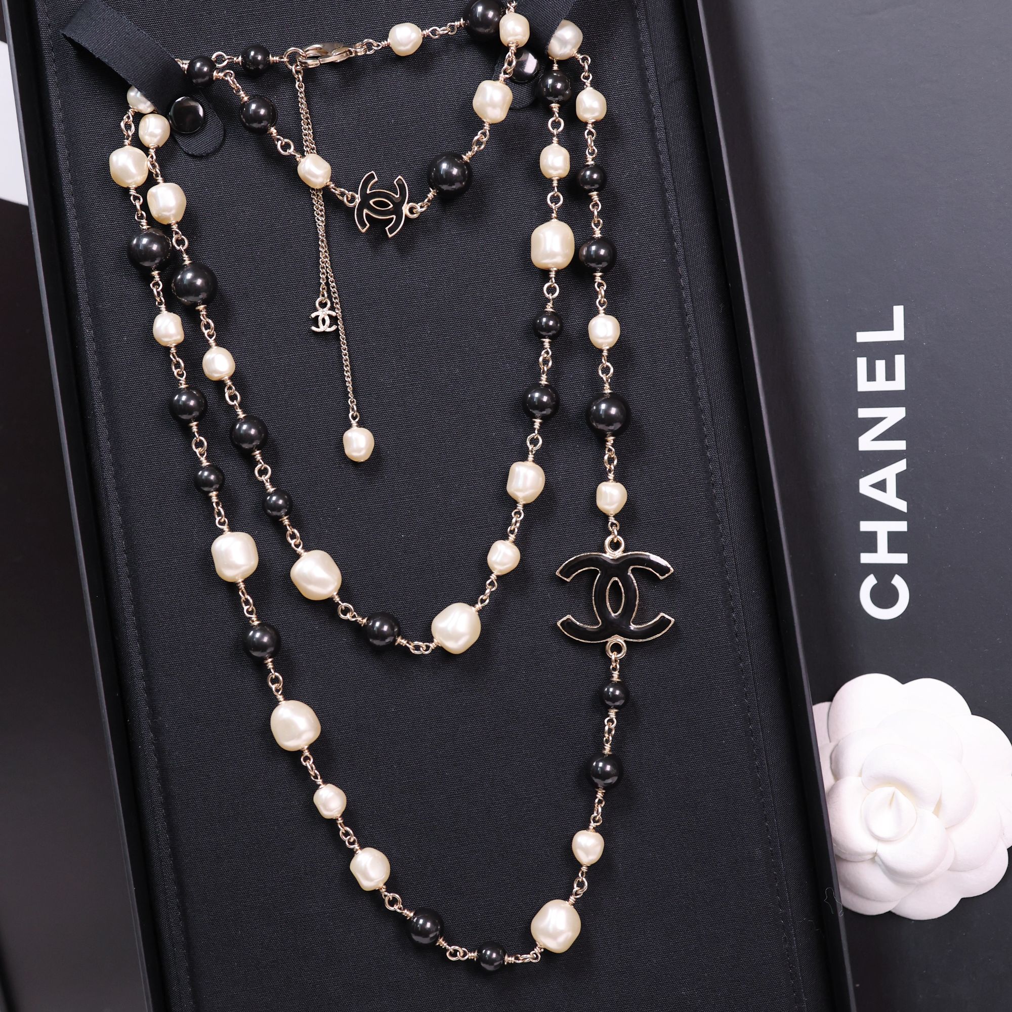未使用 Chanel/香奈儿 黑白跳珠珐琅双C长款项链毛衣链 06458