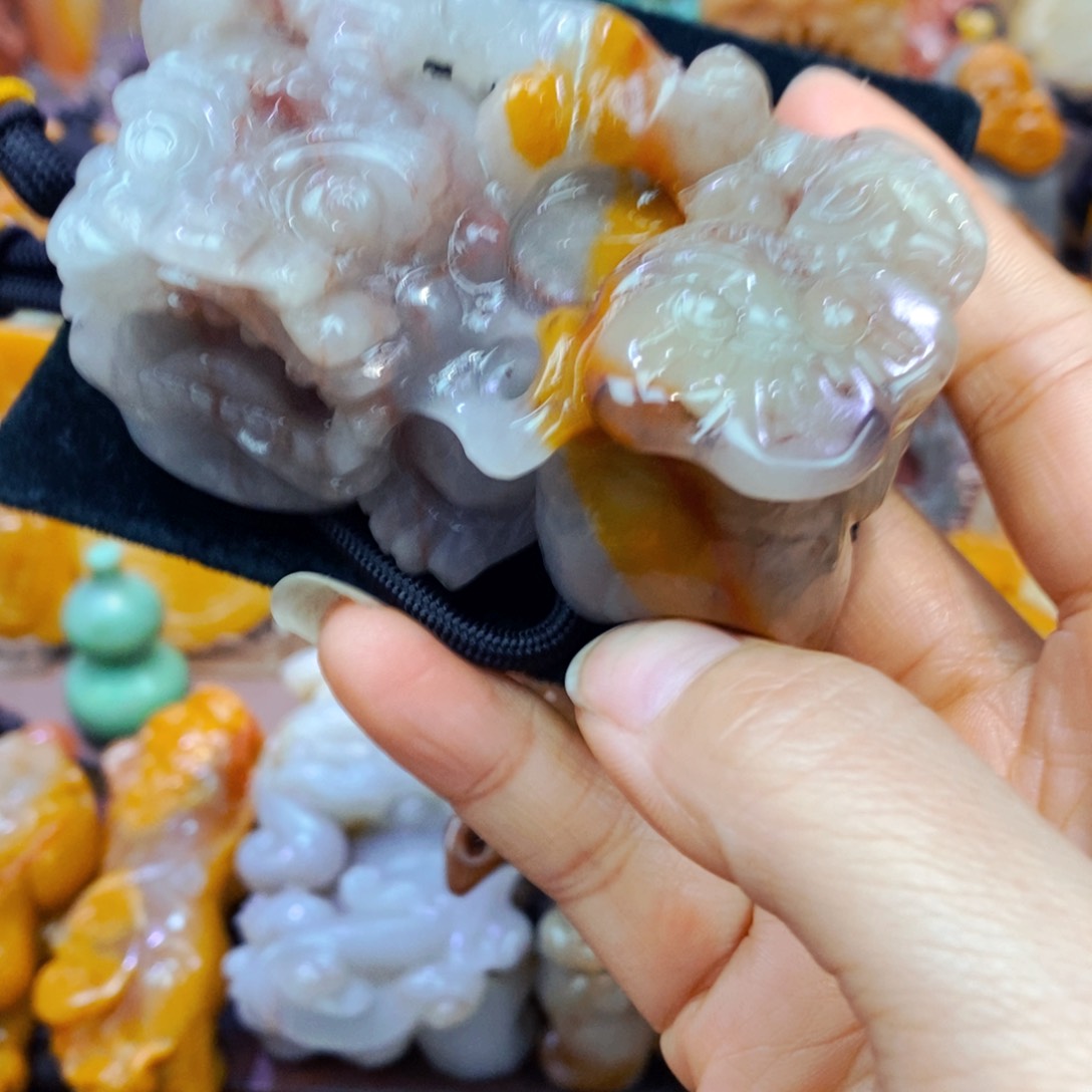 未镶嵌石英质玉（黄龙玉）颈饰