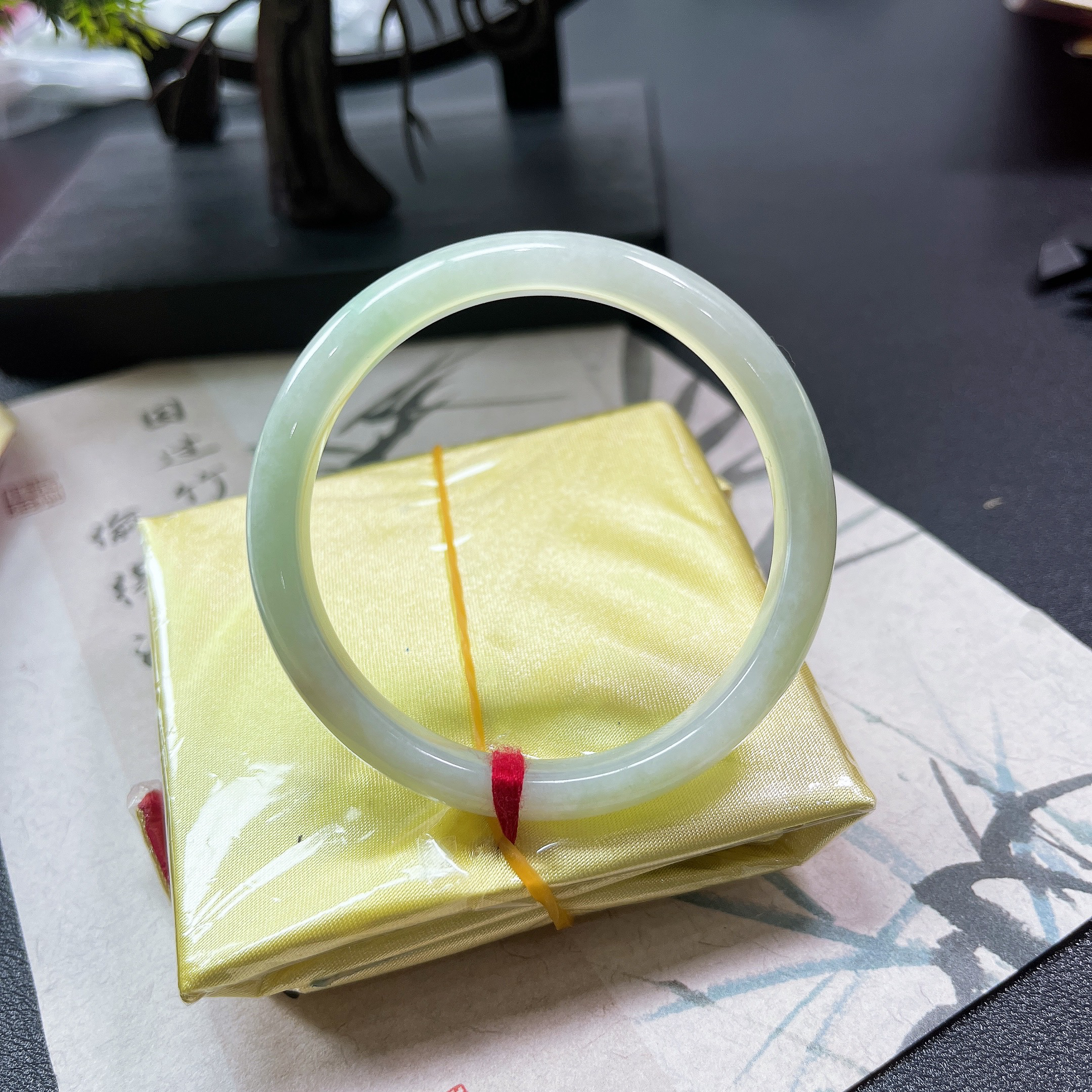 天然缅甸翡翠A货，尺寸50.6/9.5/6.3高冰起荧光绿底正圈女士精美