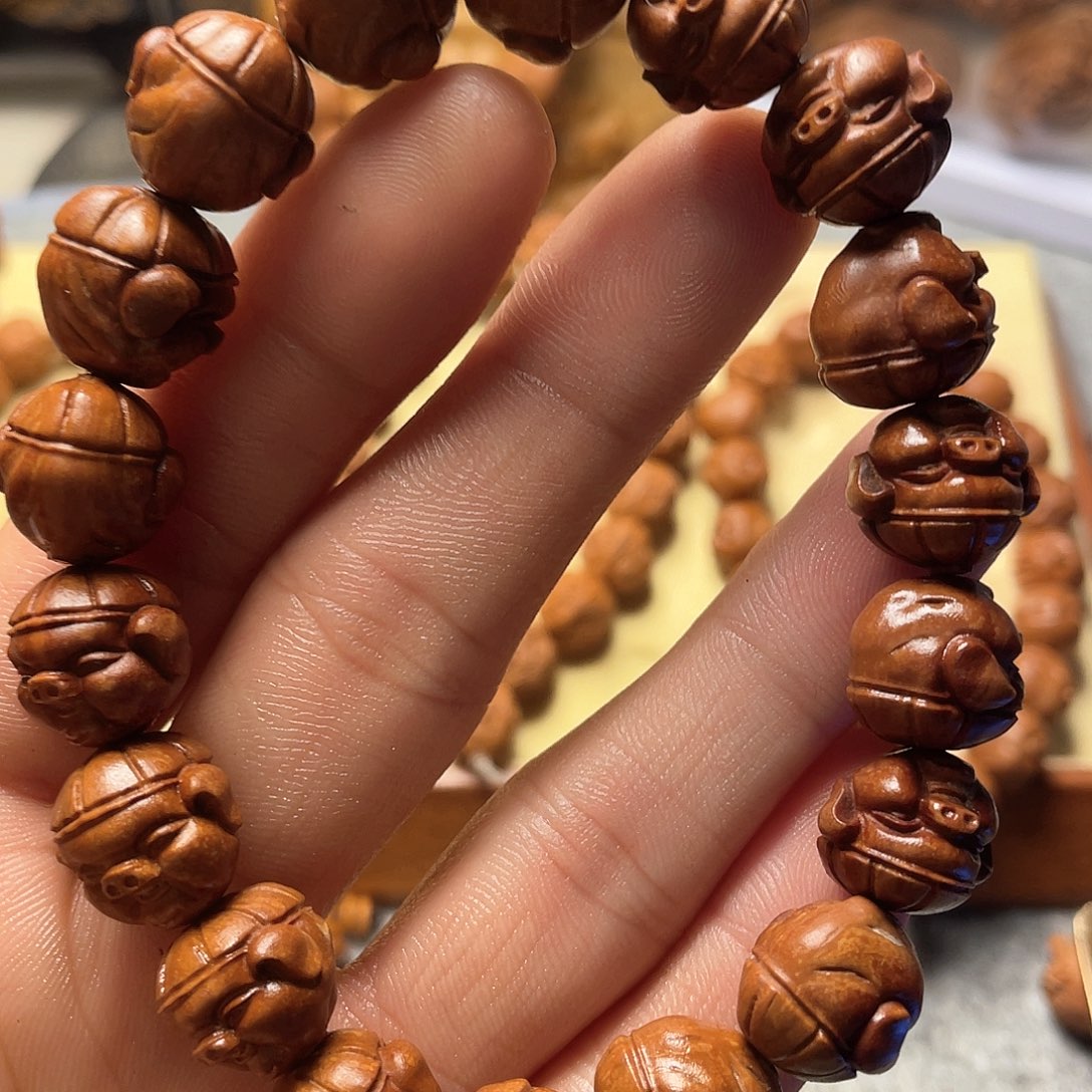 龙纹桃核雕刻福猪（微瑕疵）