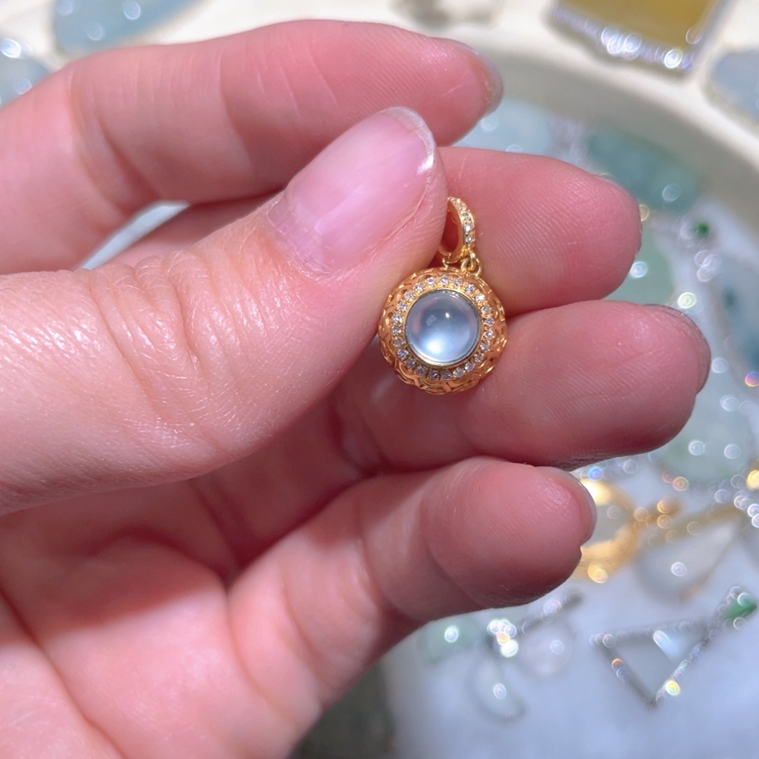 翡翠颈饰18K金镶嵌翡翠