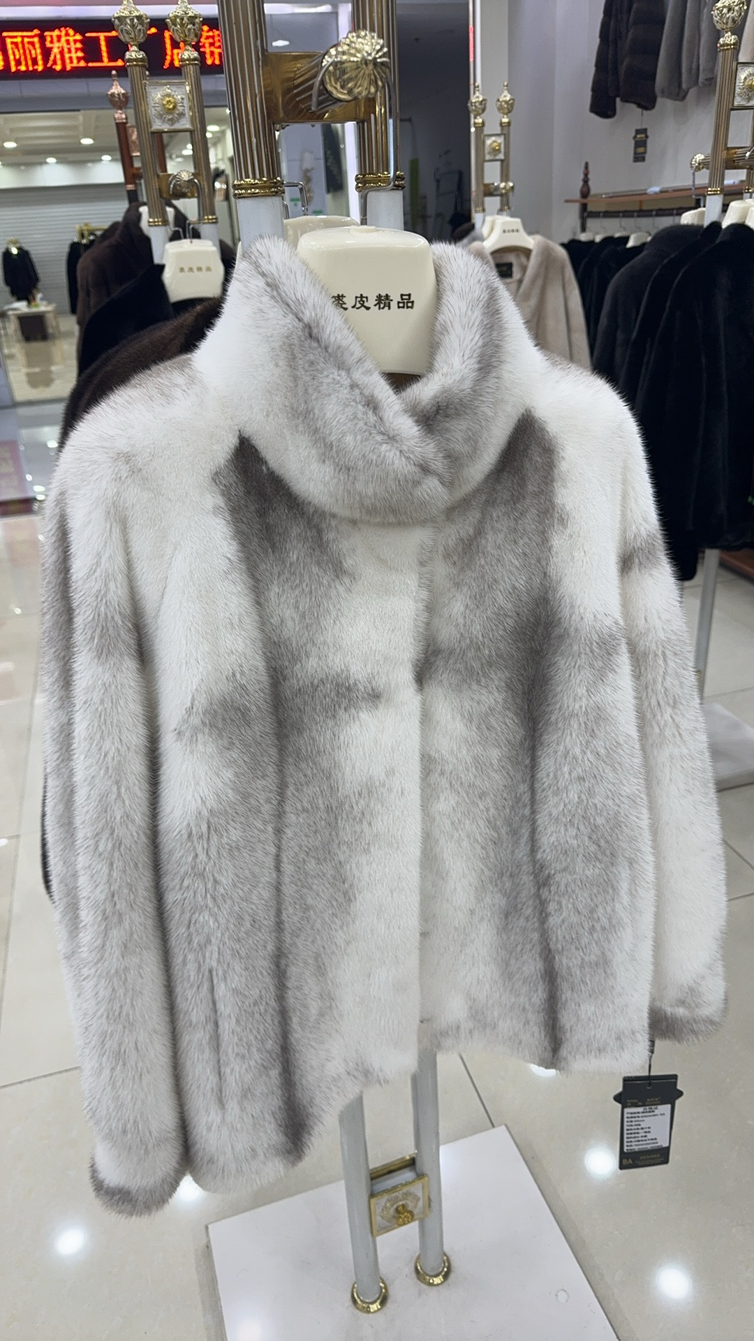 迪苏瑞十字貂小短款大衣