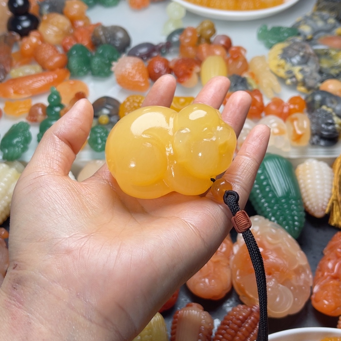 心***惩石英质玉（金丝玉）未镶嵌颈饰