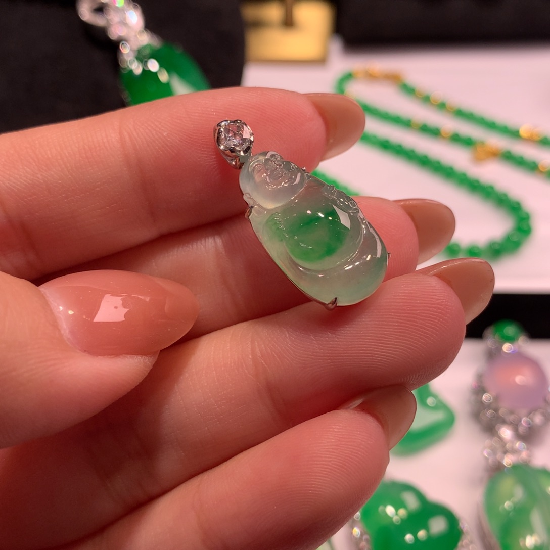 翡翠18K金镶嵌颈饰吊坠