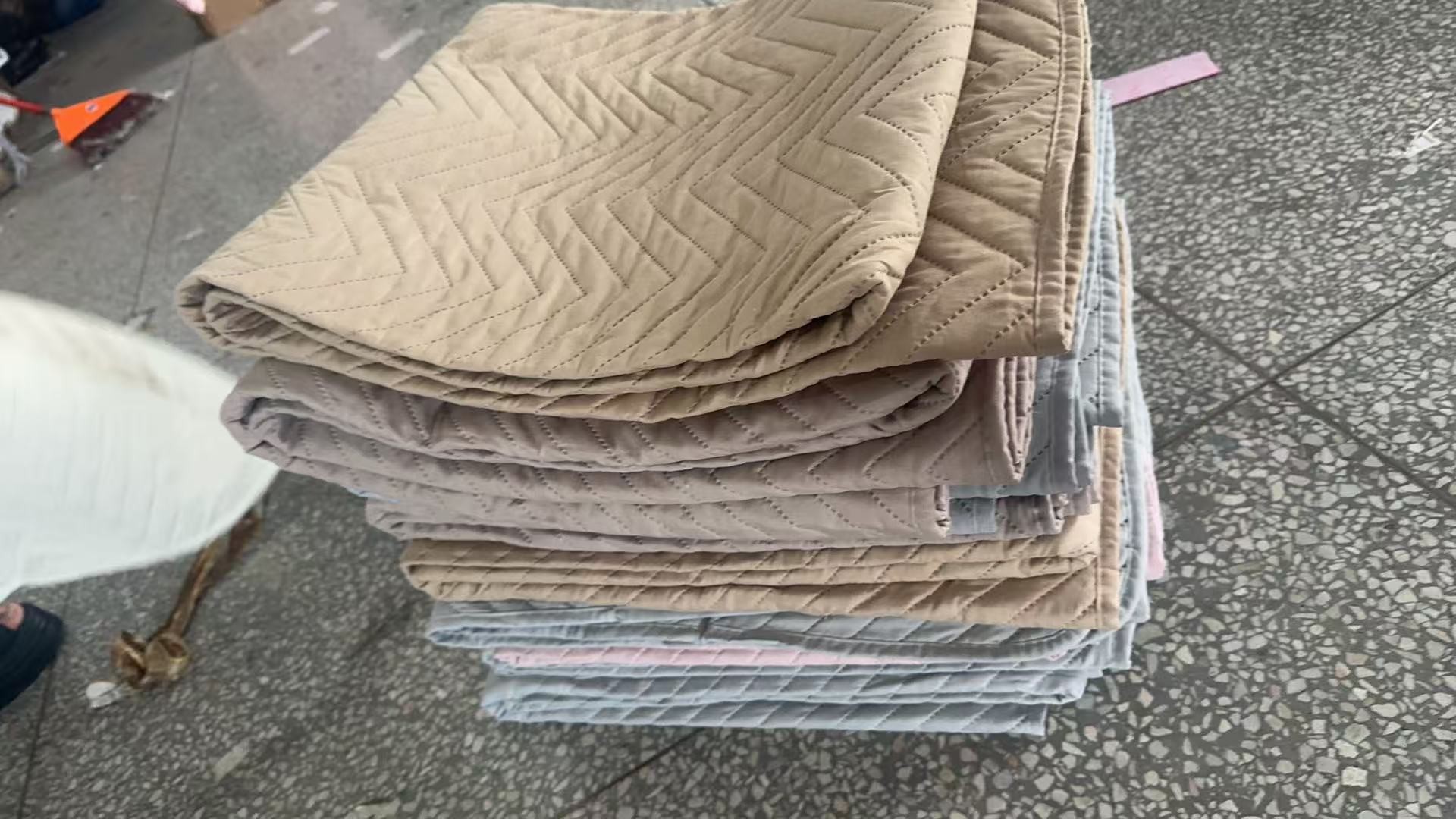 《兵哥外贸》3楼150×200杂款化纤床盖 发1张 不挑款