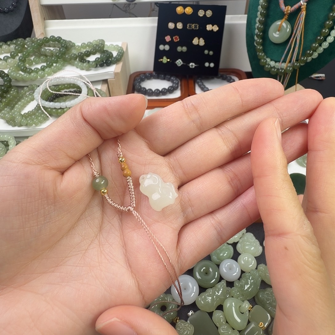 .****和田玉未镶嵌颈饰