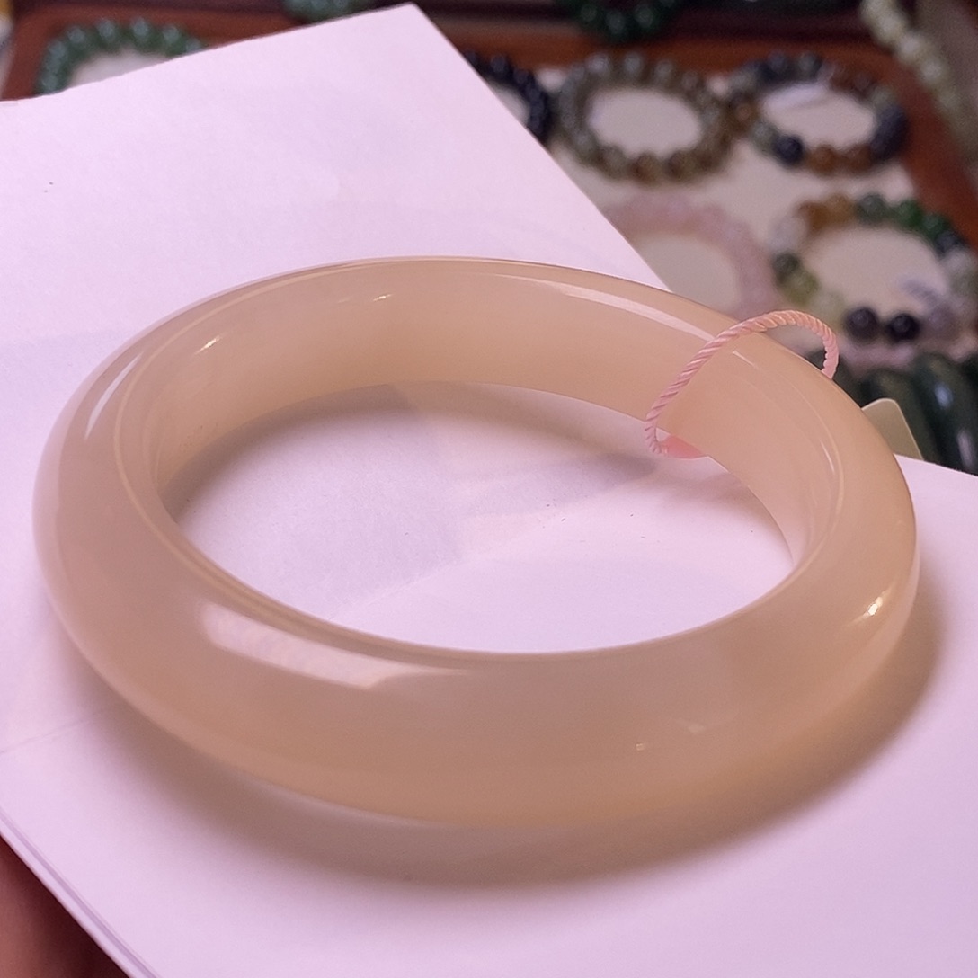 颈饰未镶嵌和田玉毕业级老坑料浓红粉手镯57