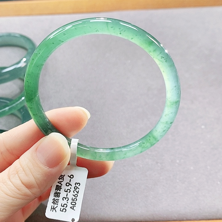 翡翠未镶嵌手镯（圆镯）