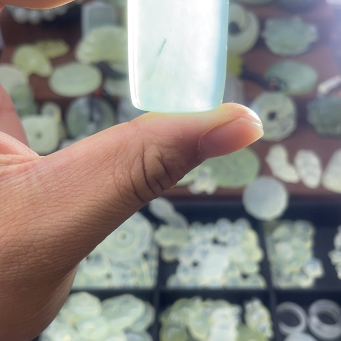 蛇纹石玉未镶嵌颈饰