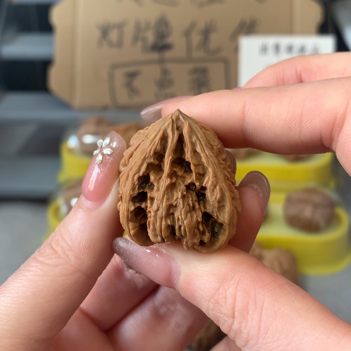 自***@文玩核桃吊坠异形单只，有瑕疵