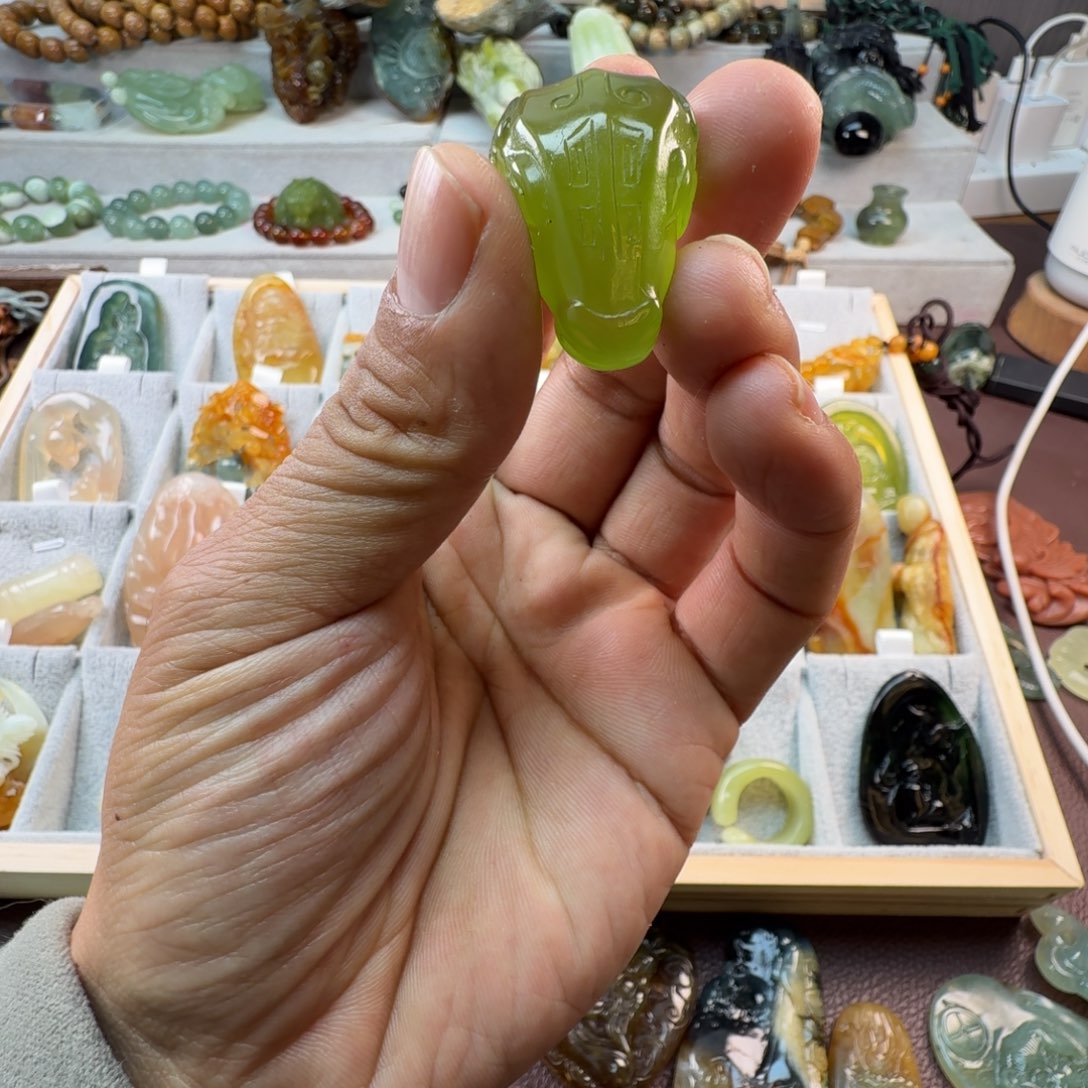 蛇纹石玉未镶嵌颈饰