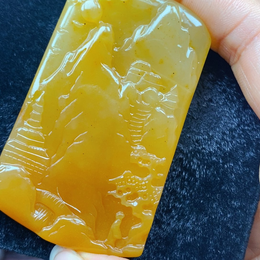 未镶嵌石英质玉（黄龙玉）颈饰