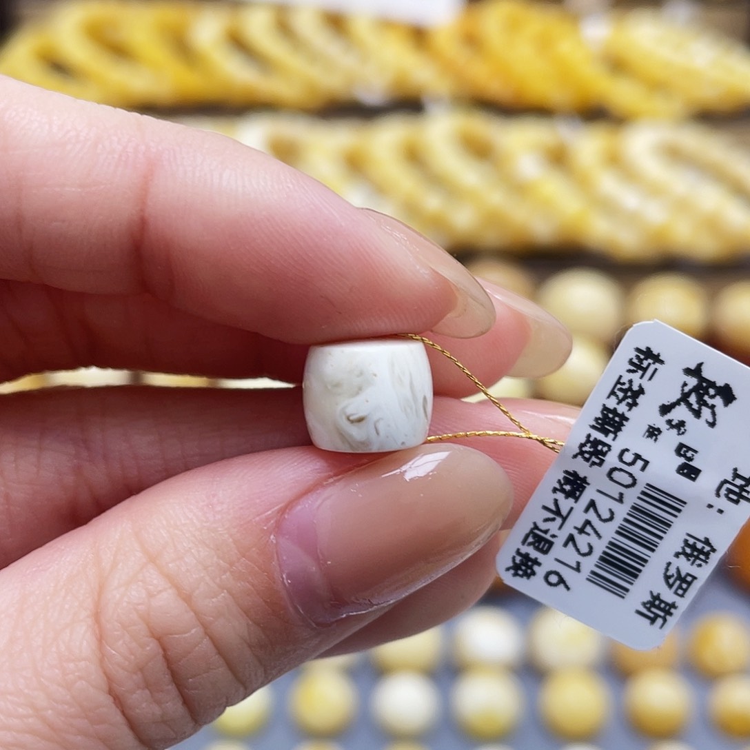 琥珀裸石未镶嵌蜜蜡直切9.9*8.4mm瑕疵