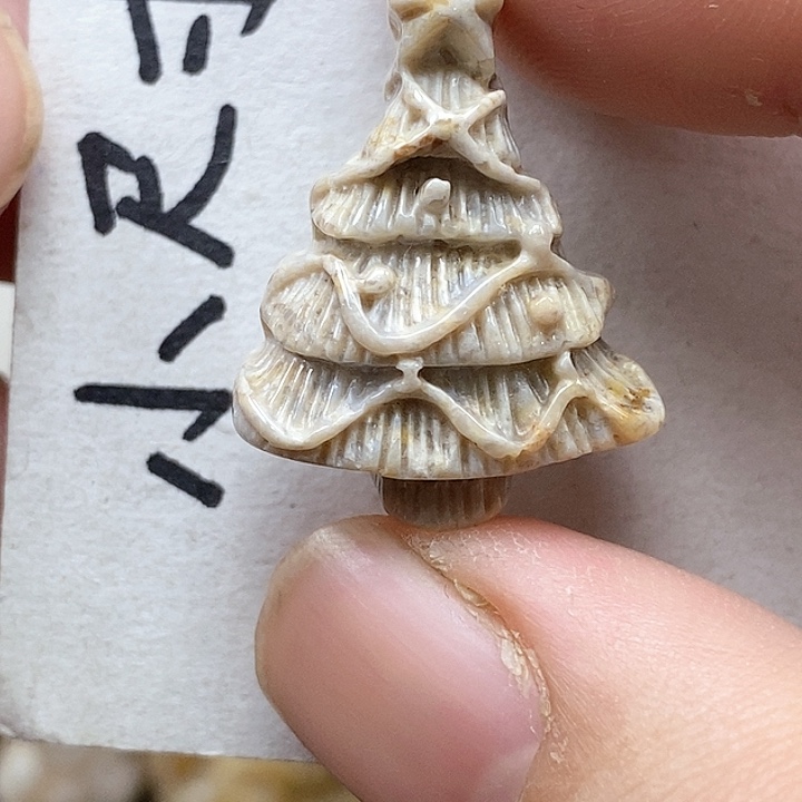 颈饰未镶嵌硅化珊瑚（珊瑚玉）