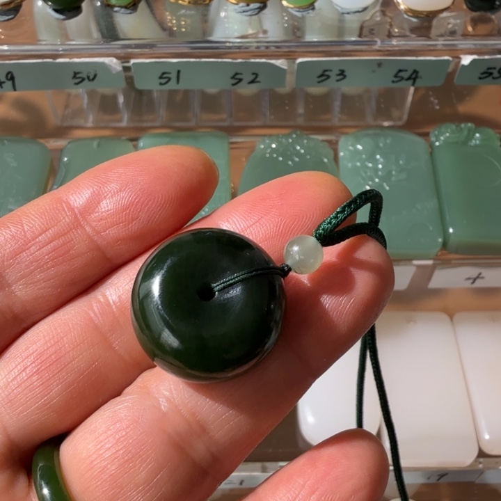 和田玉颈饰未镶嵌俄碧老坑带猫眼深菠菜绿