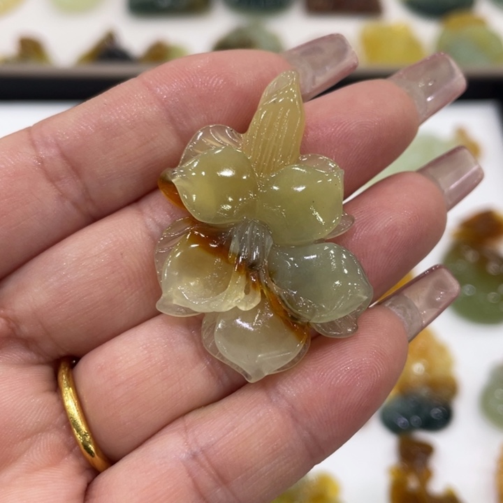 蛇纹石玉未镶嵌颈饰