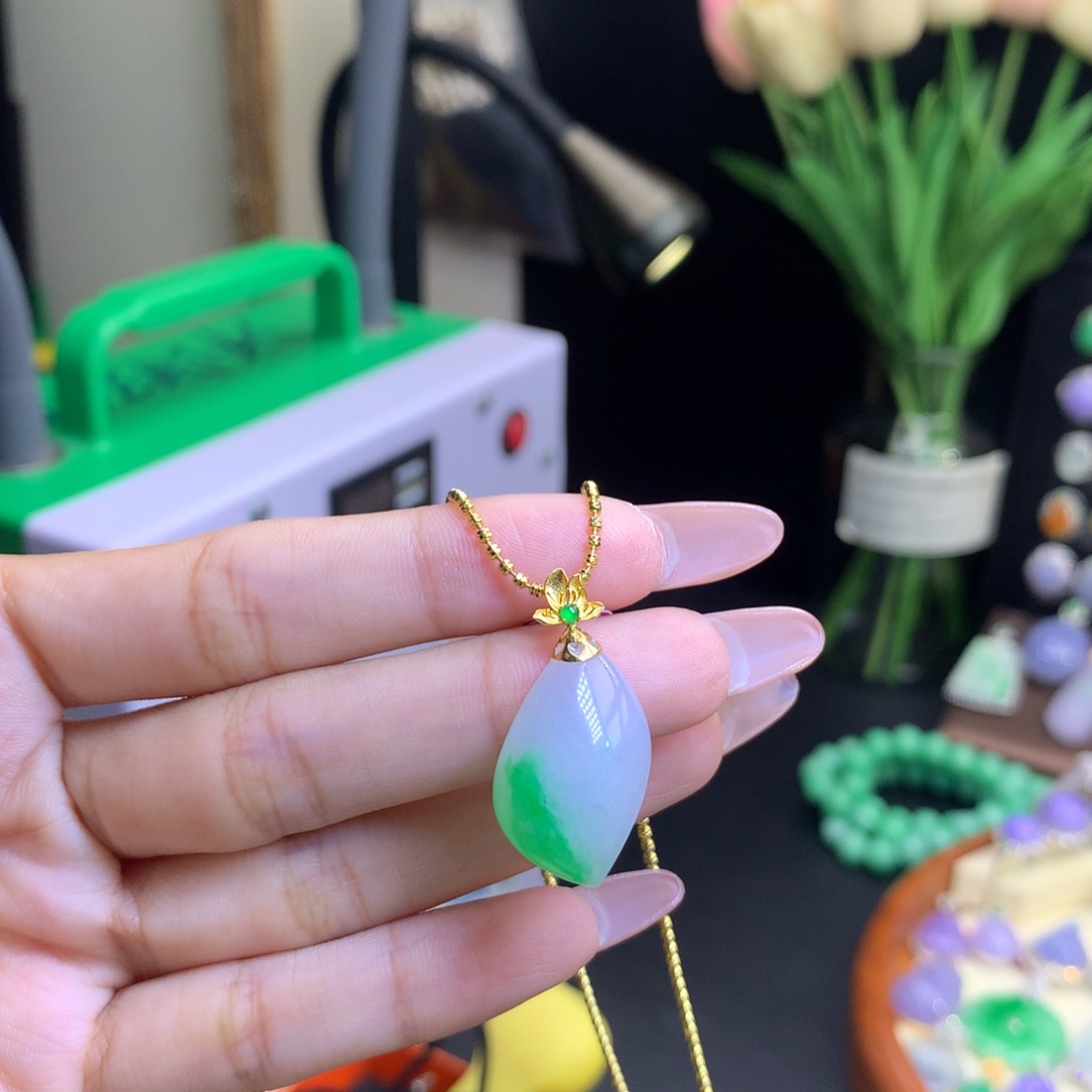 翡翠18K金镶嵌颈饰