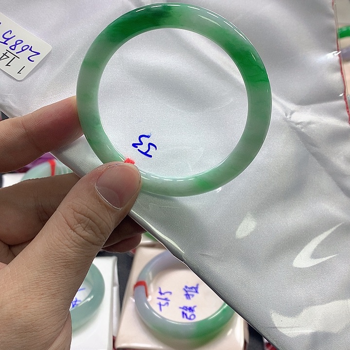 翡翠手镯未镶嵌翡翠