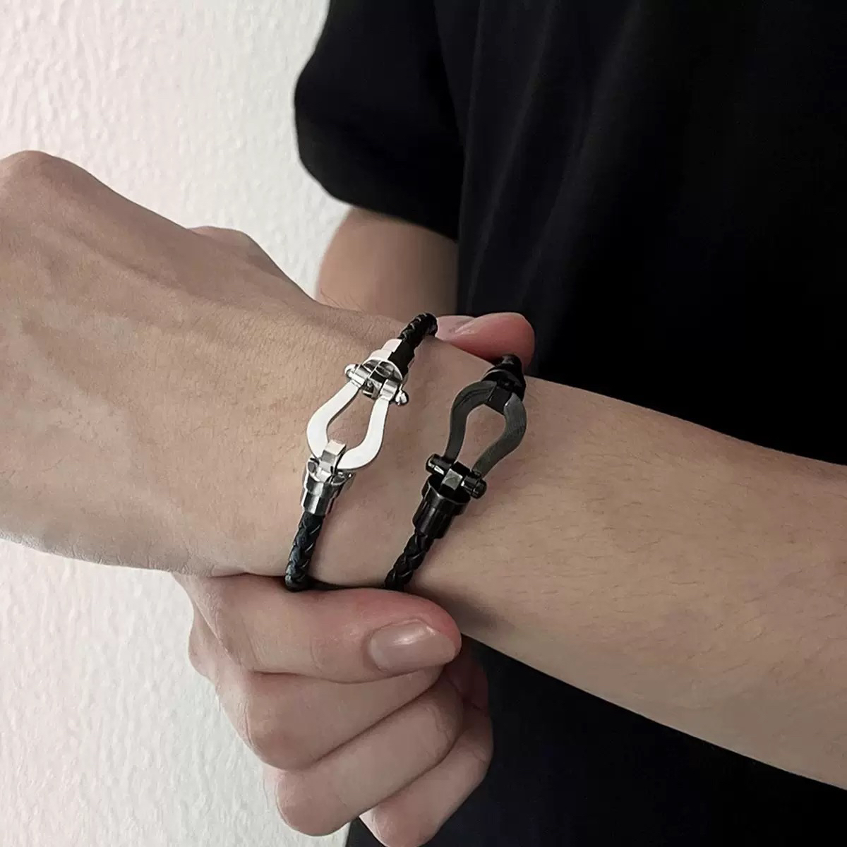 钛钢皮质手链 轻奢风马蹄扣纯手工编织情侣手链男女