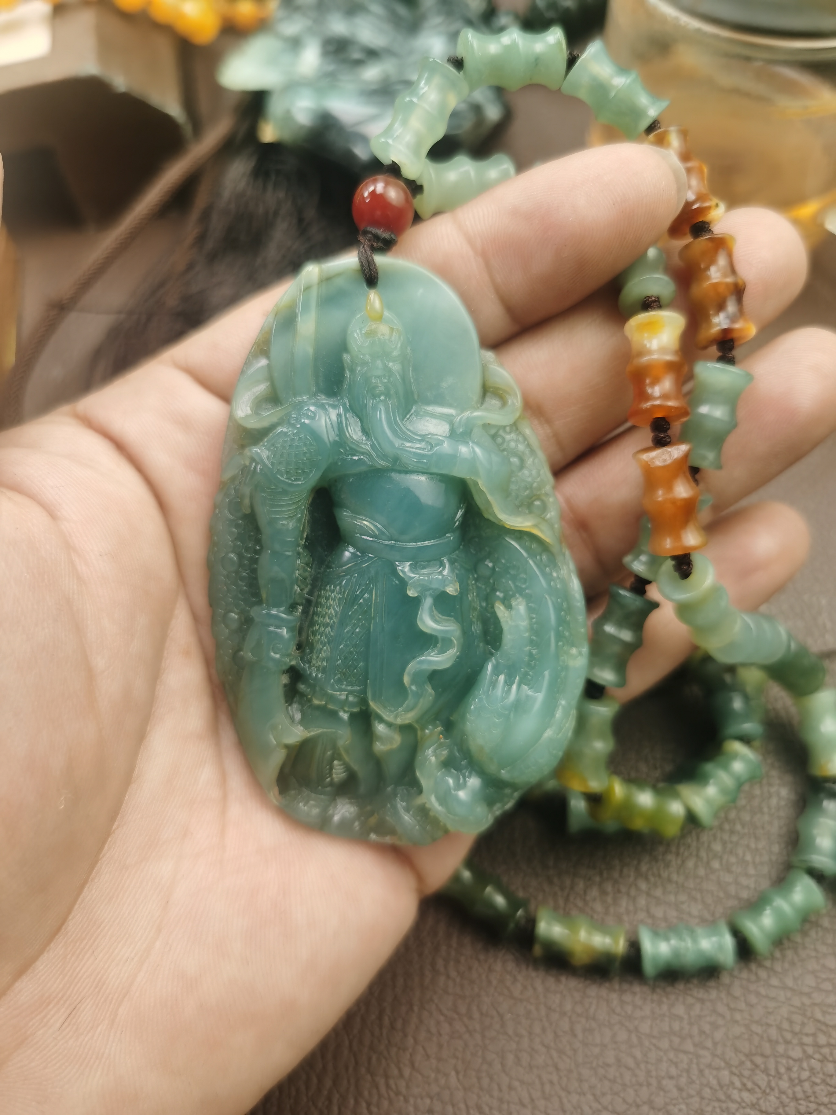 天然岫玉的花玉蓝水关公挂件