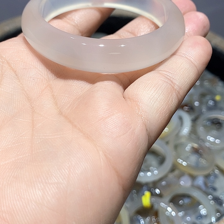乐***丫玛瑙/玉髓未镶嵌手镯