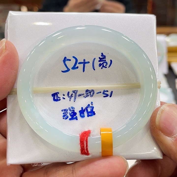 翡翠手镯未镶嵌翡翠