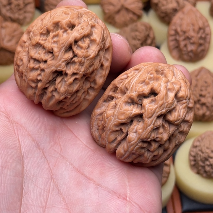 L***J文玩核桃把件40左右将军膀