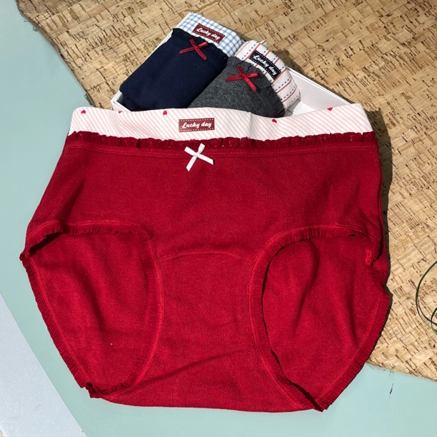 美貌野心/中腰包臀透气女生内裤学院风撞色抑菌棉底裆三角短裤