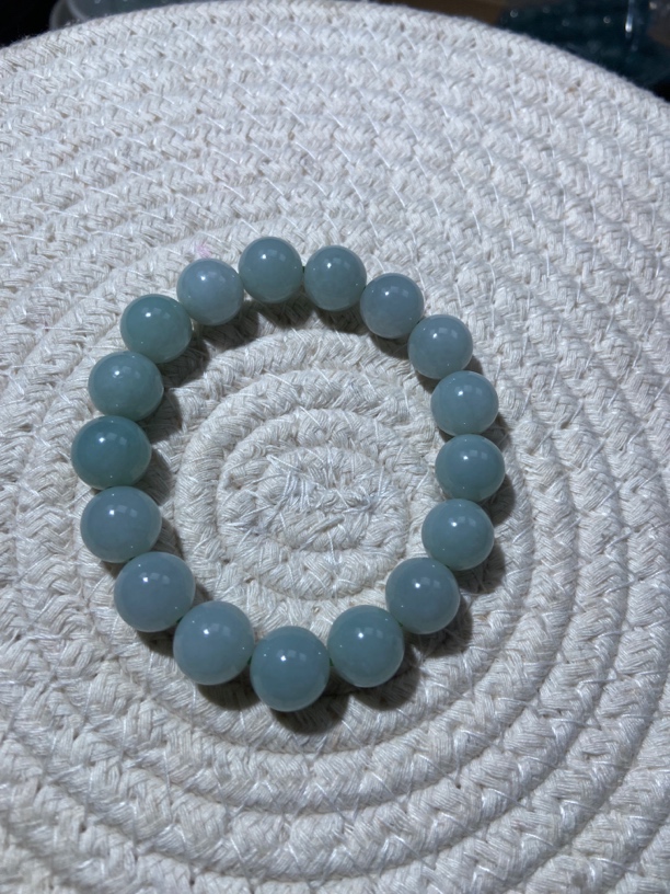 缅甸翡翠，芙蓉底色，卡11+，多样化发一。