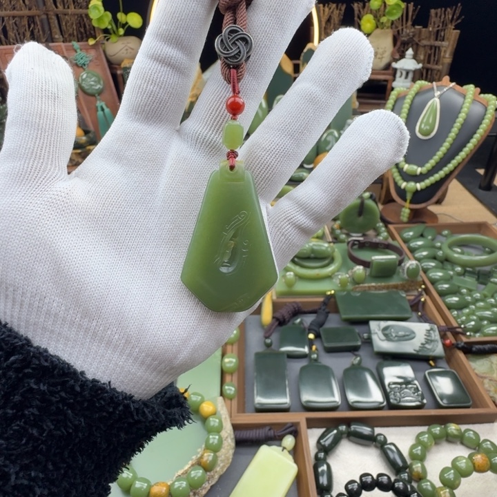 岫岩河磨玉（透闪石质玉）未镶嵌颈饰