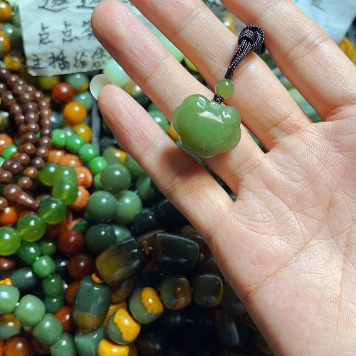 岫岩河磨玉（透闪石质玉）颈饰未镶嵌