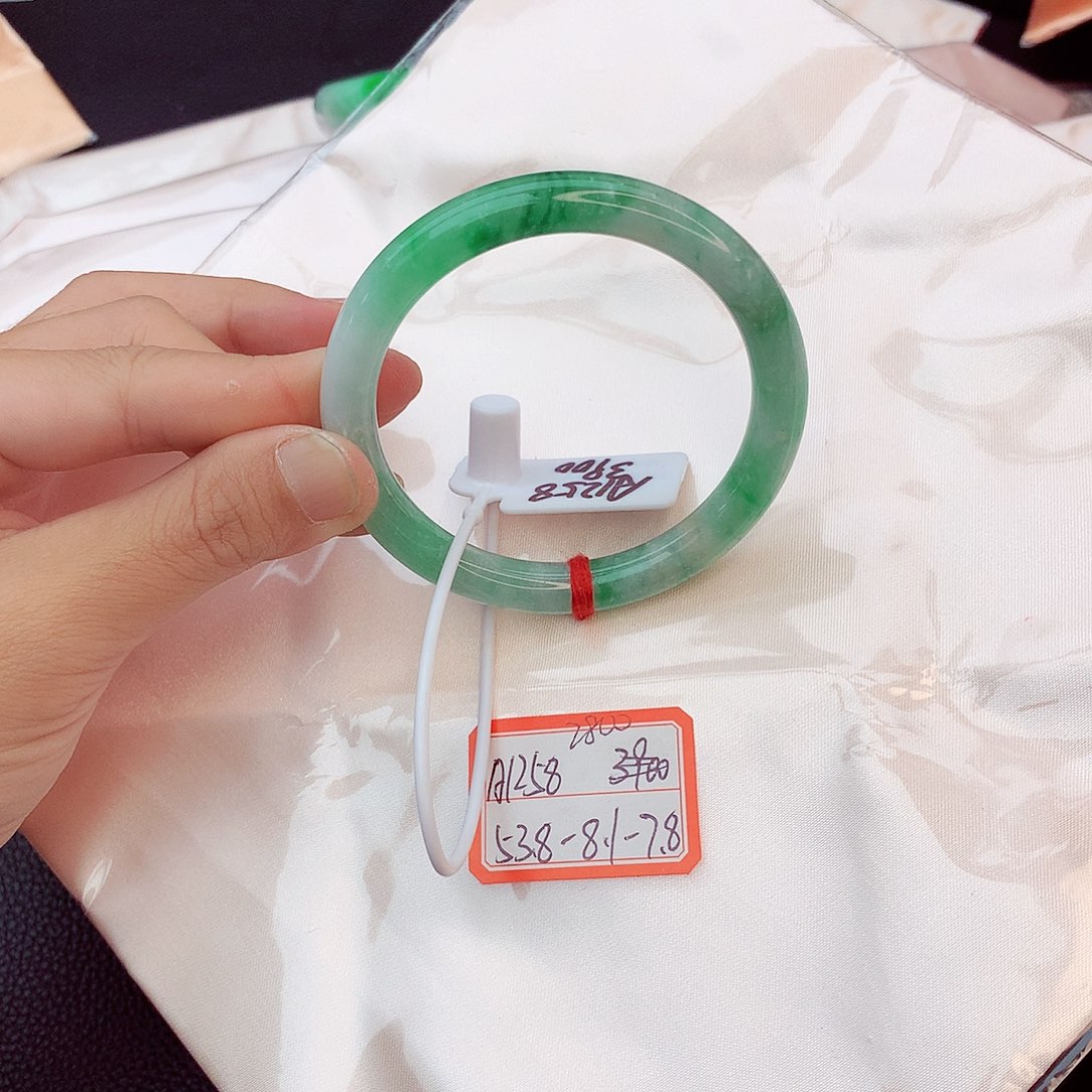 翡翠手镯未镶嵌翡翠