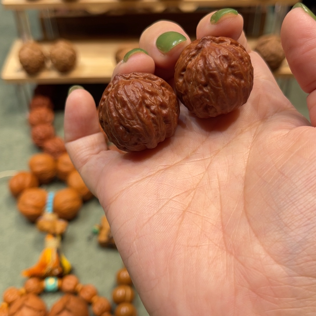 文玩核桃把件密纹红宝石