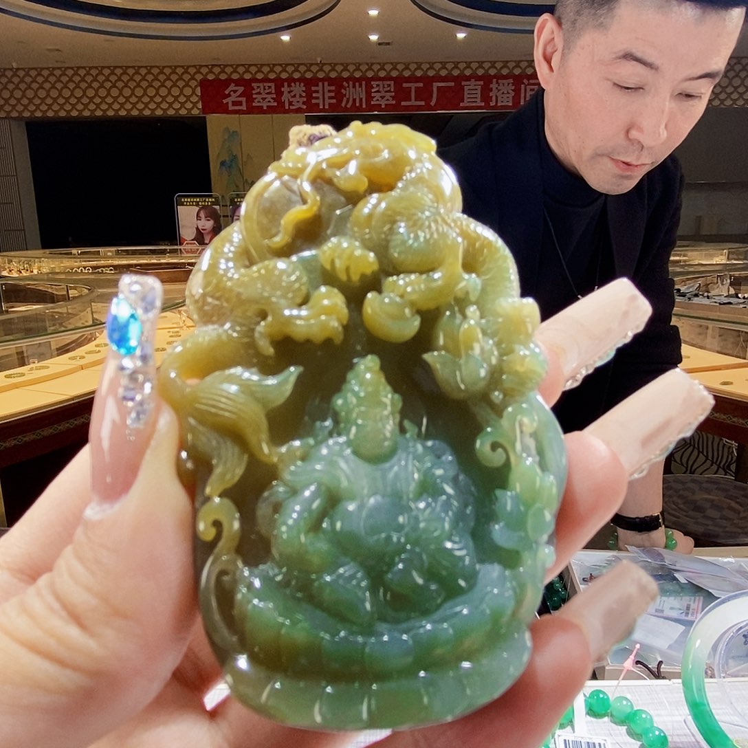 翡翠颈饰未镶嵌翡翠