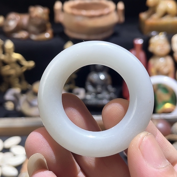 石英质玉颈饰合金