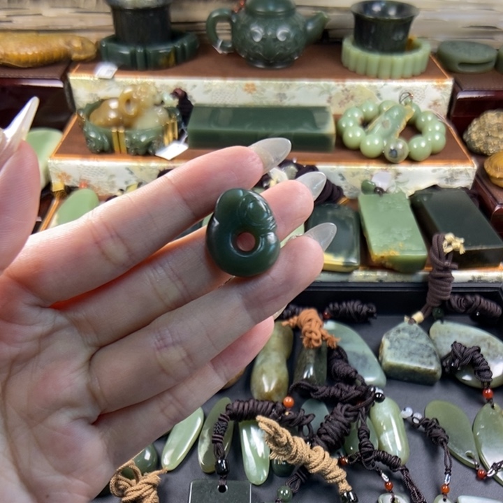 透闪石质玉未镶嵌颈饰龖*生