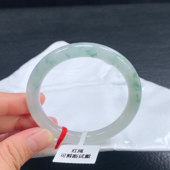 翡翠手镯（圆镯）未镶嵌53圈