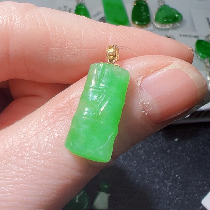 颈饰18K金镶嵌翡翠