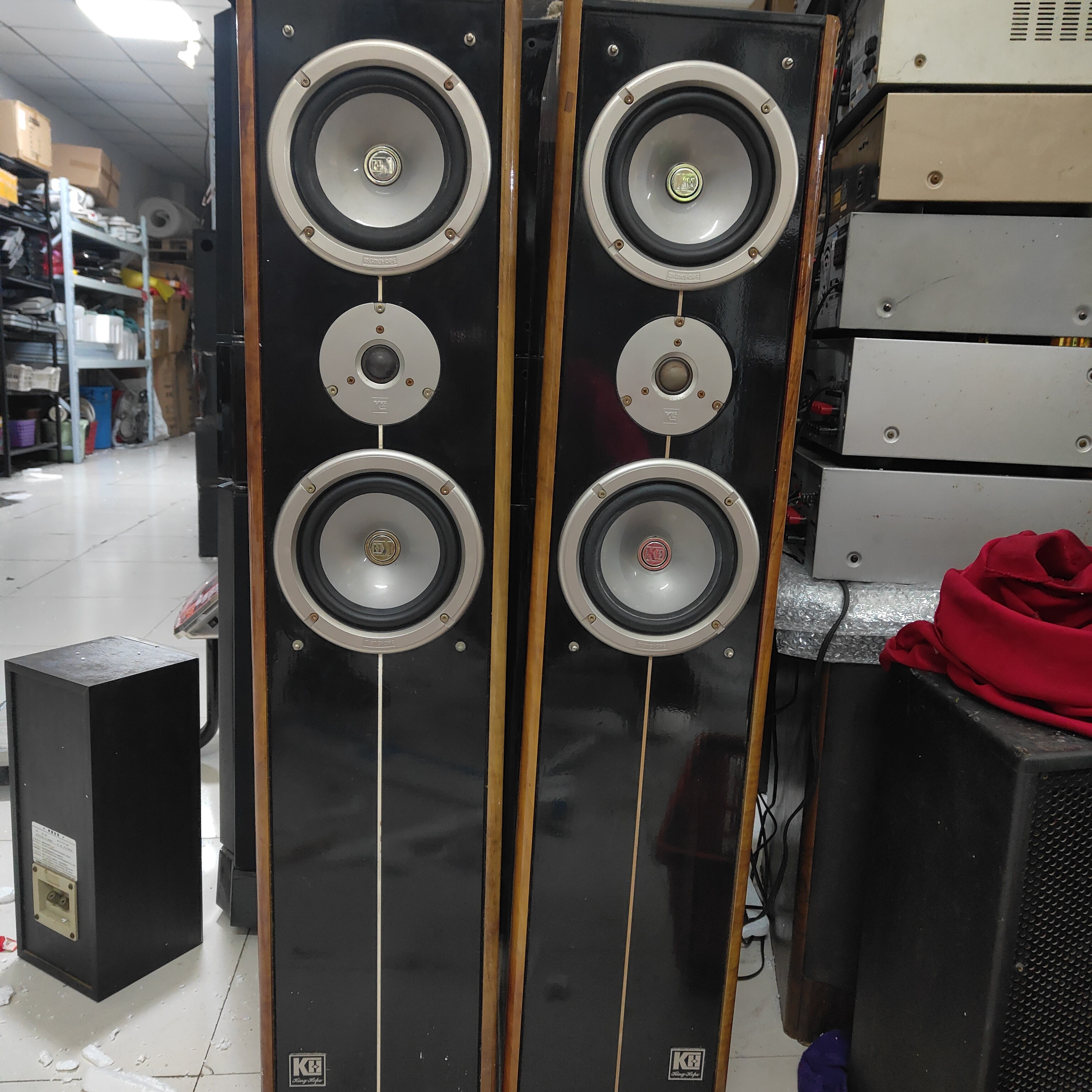 君豪落地箱一对，运费到付，不包邮