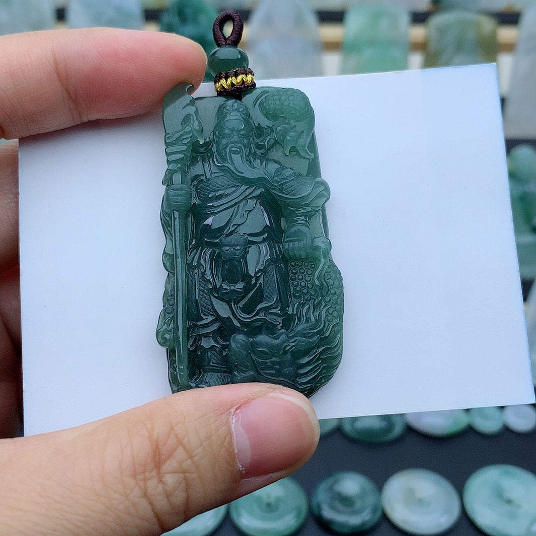 翡翠未镶嵌颈饰关公