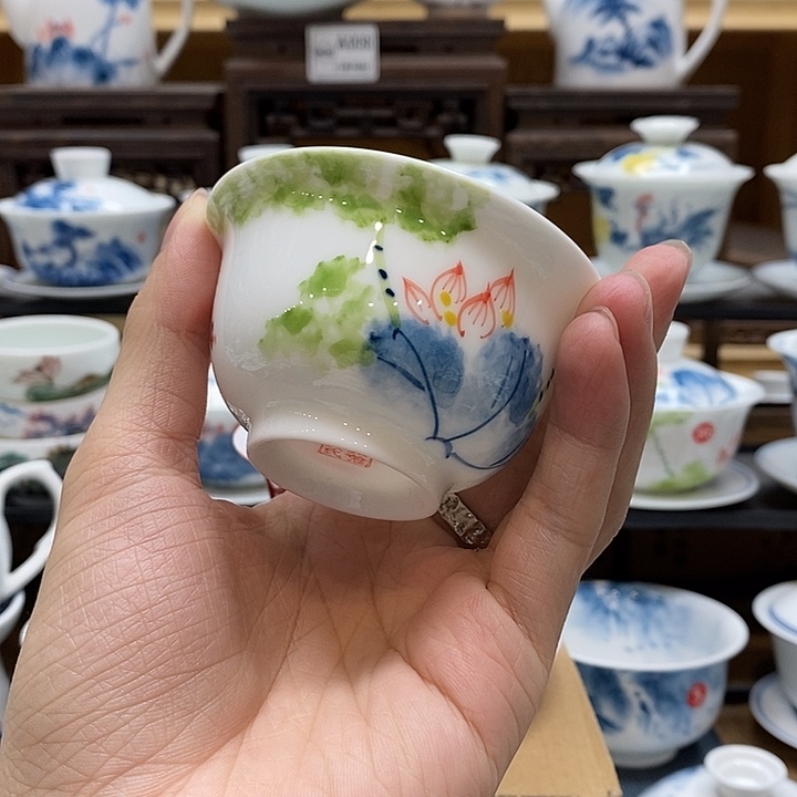 手绘鱼下五彩荷花压手杯85cc釉下彩微瑕福利款