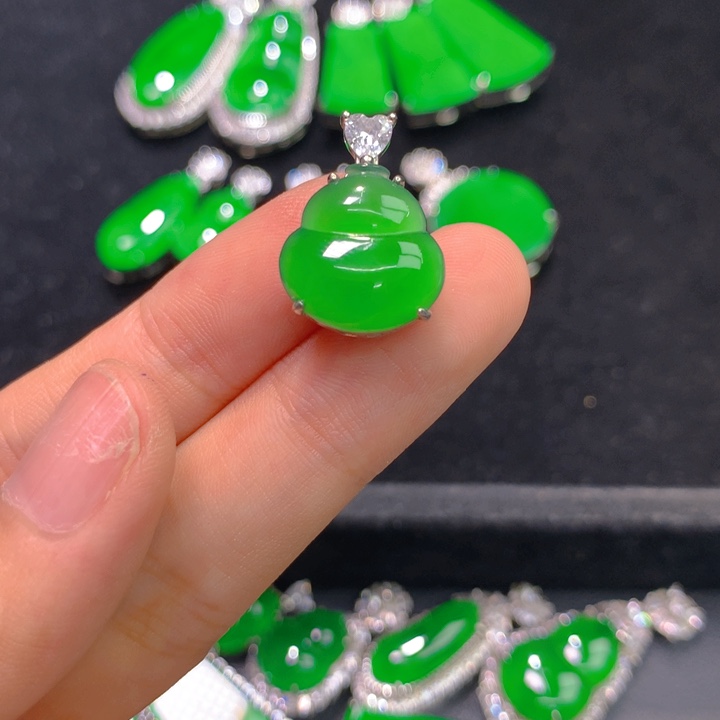 翡翠银S925镶嵌颈饰一个