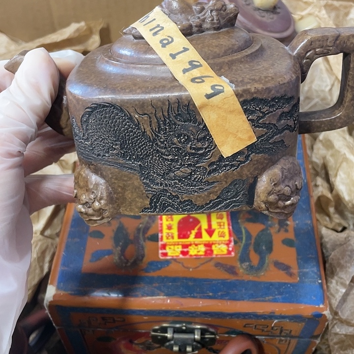 紫砂茶壶矿泥纯手工制作的一把紫砂壶。