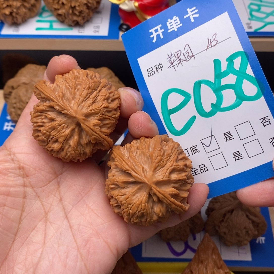 文玩核桃吊坠c****?苹果园核桃