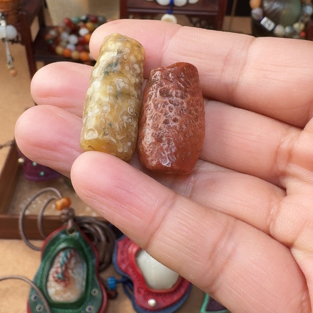 石***阁阿拉善地表原石吊坠