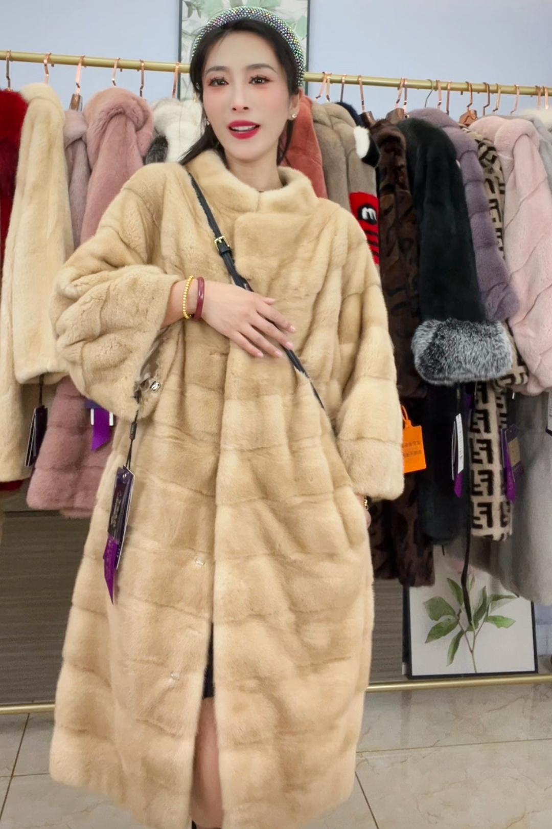 米黄色横排整貂长款进口天鹅绒貂皮大衣