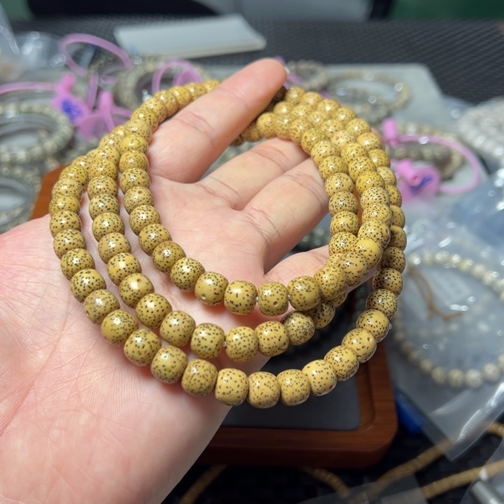 星月菩提手串鸡油黄9×8左右108颗