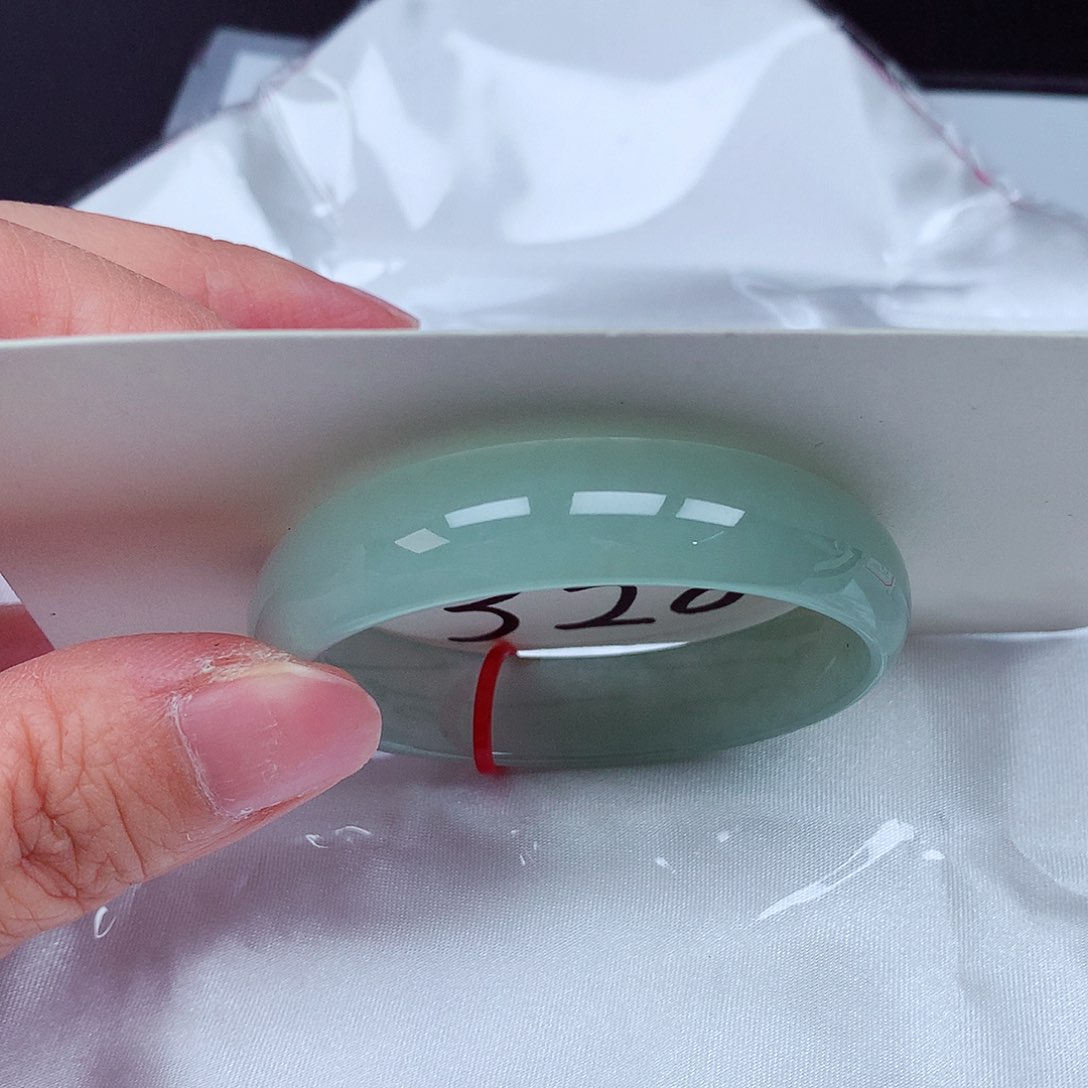 翡翠手镯未镶嵌翡翠