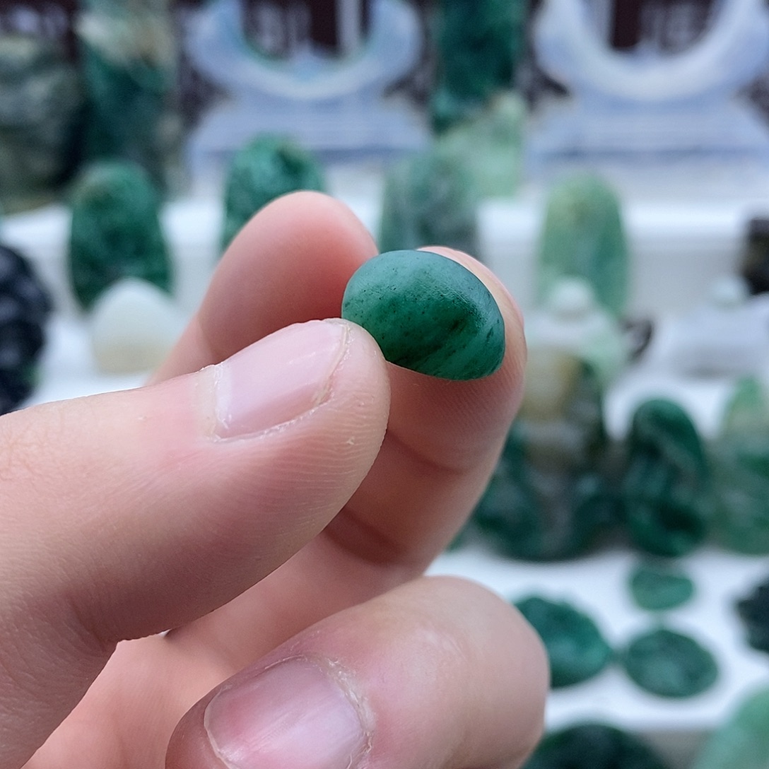 芸***芸独山玉未镶嵌颈饰