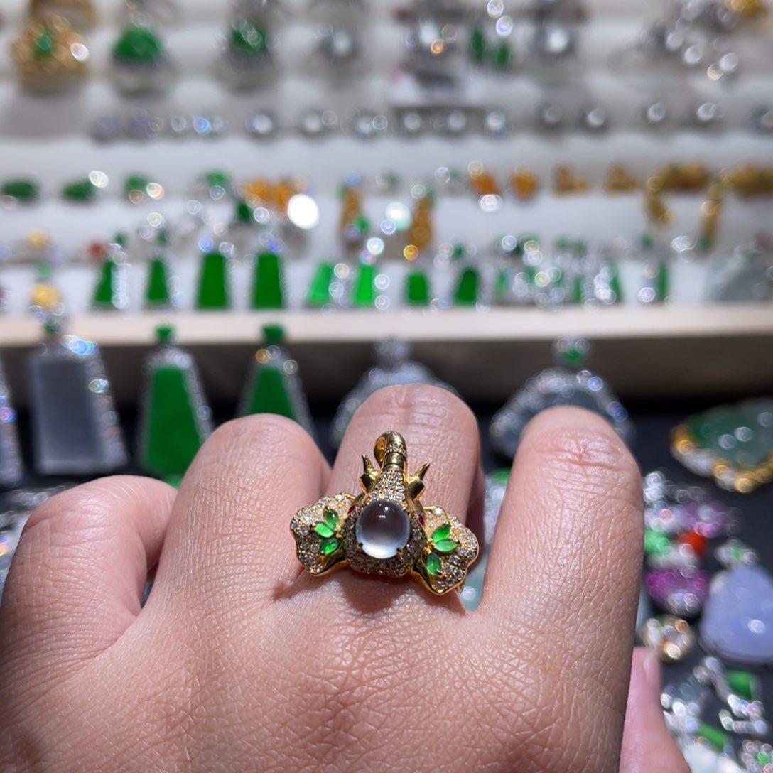 翡翠戒指18K金镶嵌大象戒指